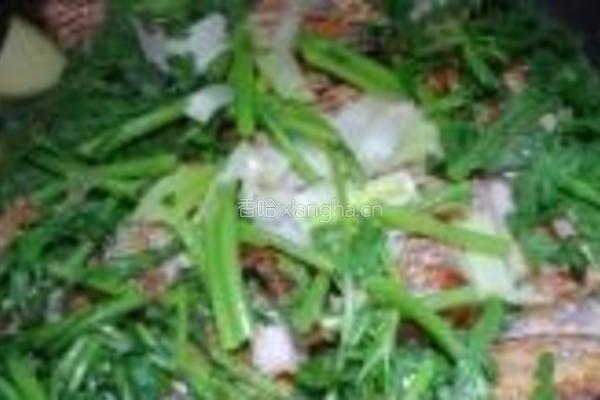 茼蒿炖带鱼的做法图解8