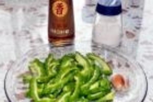 香油苦瓜的做法图解1