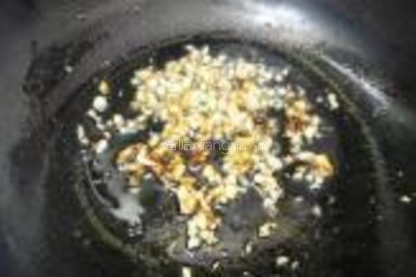 蕨菜炒花肉的做法图解3