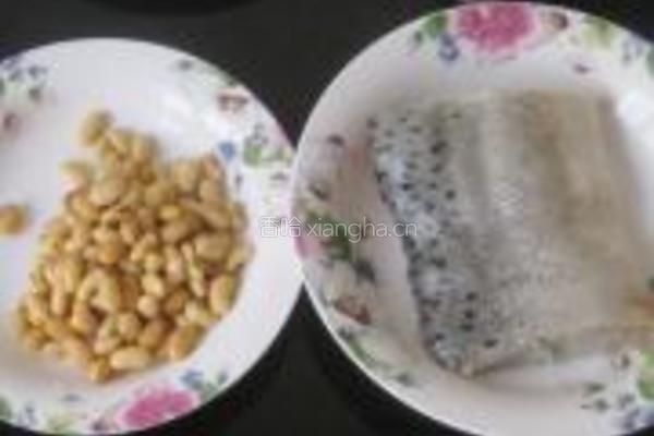 咸鲈鱼烧黄豆的做法图解1
