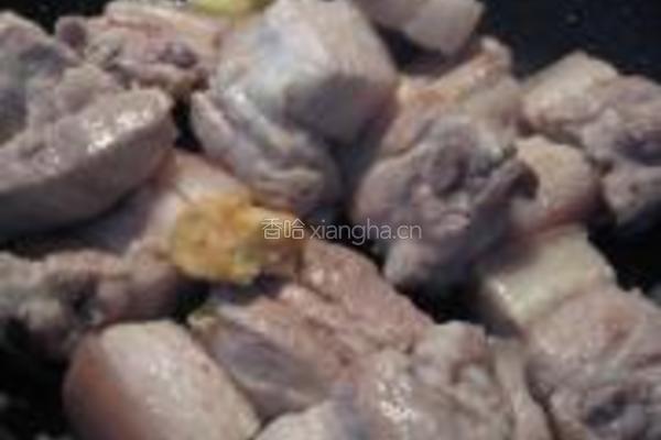 红烧肉焖豆角干的做法图解2