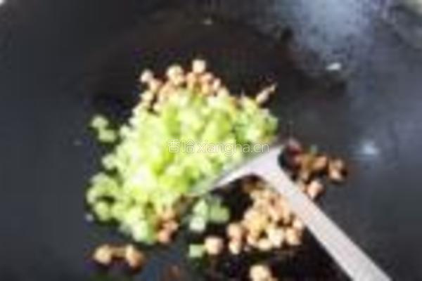 莴笋玉米炒肉丁的做法图解6