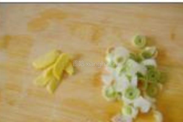 五花肉炖山药的做法图解2