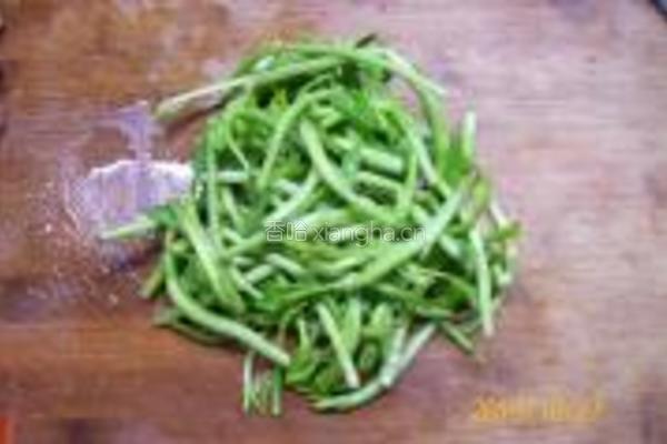 绿芥蓝蘑菇鸡丁的做法图解1