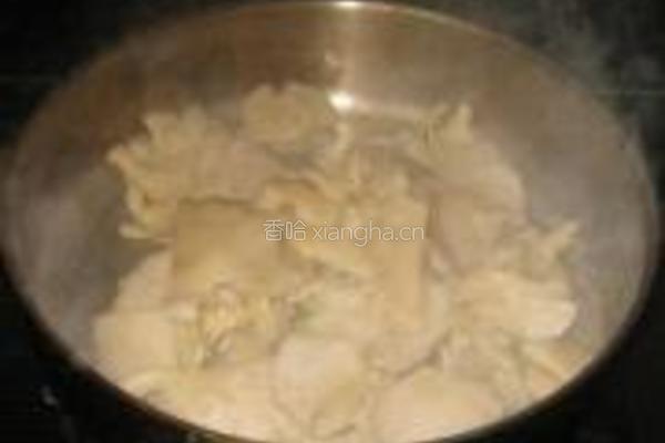 平菇方香肠炒青菜的做法图解3