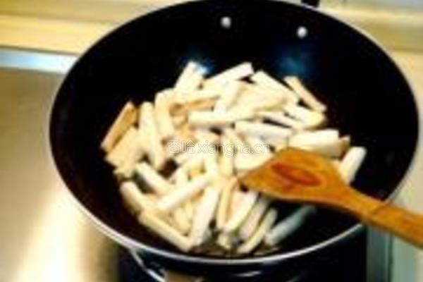 老醋炒菌菇配酸黄瓜生菜的做法图解4