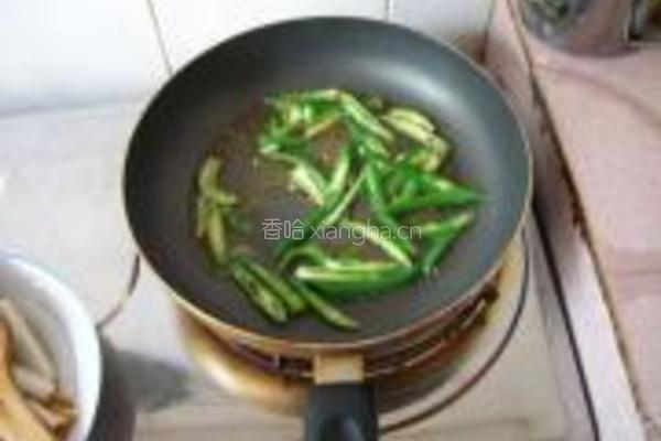 辣椒炒年糕的做法图解2