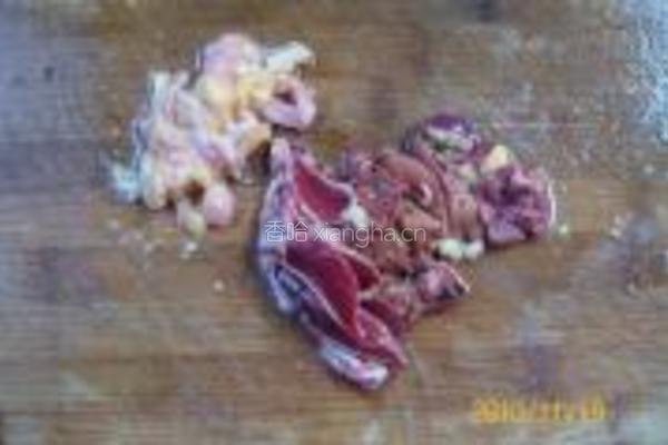 大蒜鸡杂炒麻腐的做法图解1