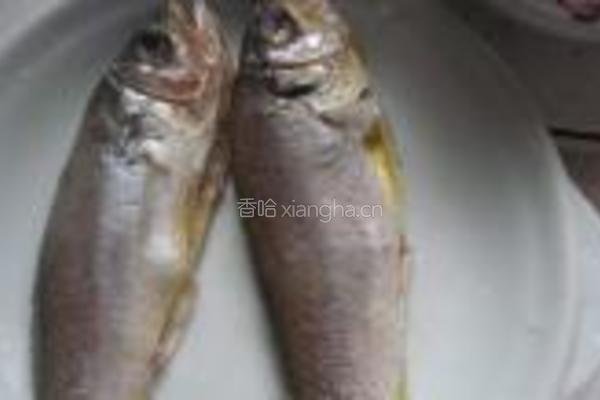 火腿蒸小黄鱼的做法图解2