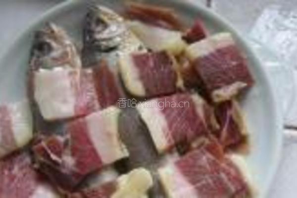 火腿蒸小黄鱼的做法图解3
