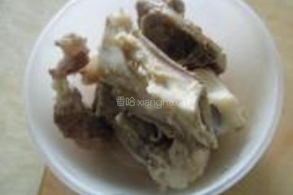 青红萝卜煲猪骨的做法图解3