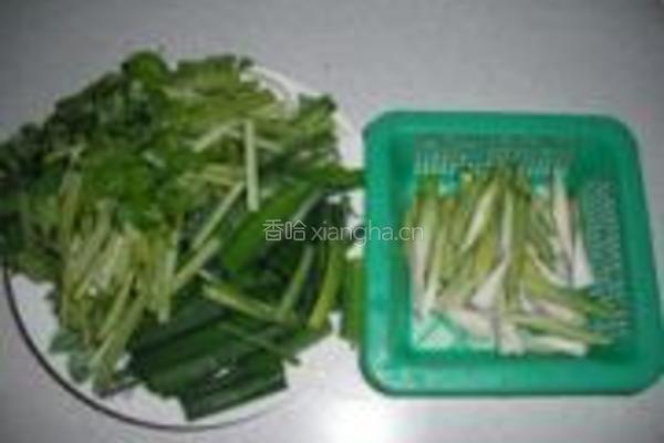 猪肉皮炒芹菜青蒜的做法图解4