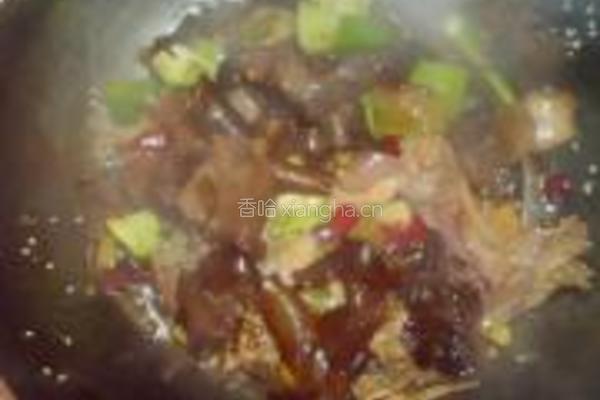 腊鸭腿炒云耳的做法图解6