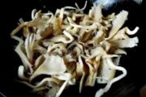 平菇烧肉的做法图解1