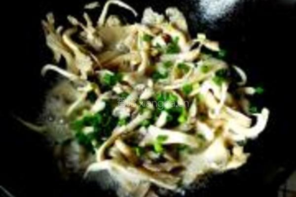 平菇烧肉的做法图解2