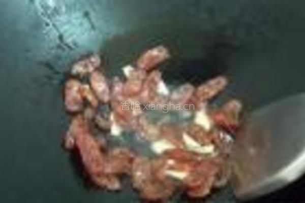 蚕豆红椒炒腊肠的做法图解5