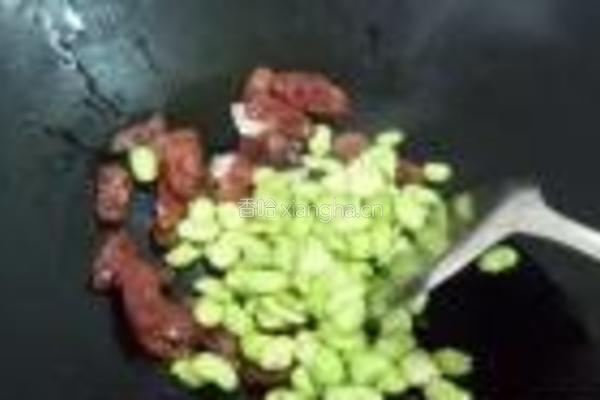 蚕豆红椒炒腊肠的做法图解6