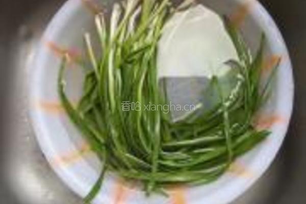 家常蒜叶炒肥肠的做法图解2