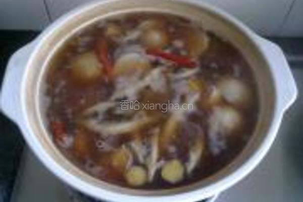 泥鳅芋子煲的做法图解4