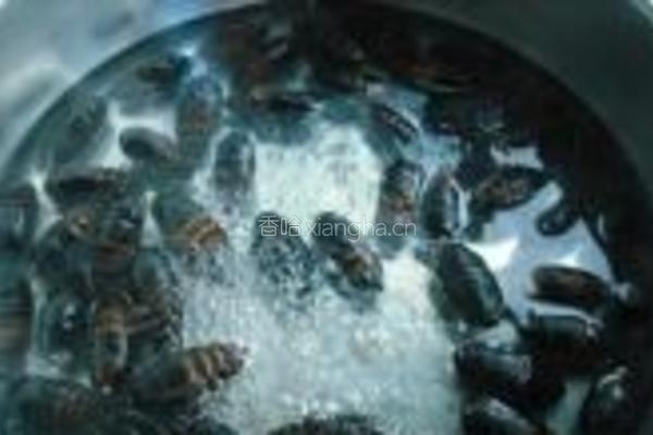 干煸茧蛹的做法图解1