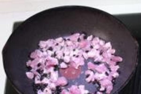 豆豉蒜苗炒肉丁的做法图解2