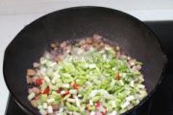 豆豉蒜苗炒肉丁的做法图解4