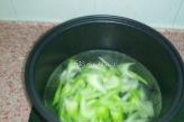虫草花清炒西芹木耳的做法图解2