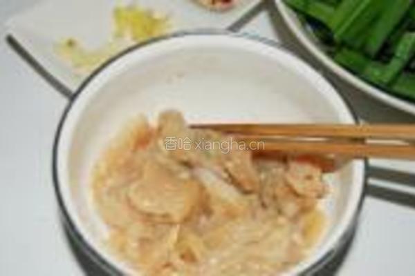 蒜苗炒鸡肉的做法图解1