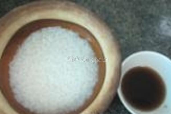 榨菜肉丝煲仔饭的做法图解1