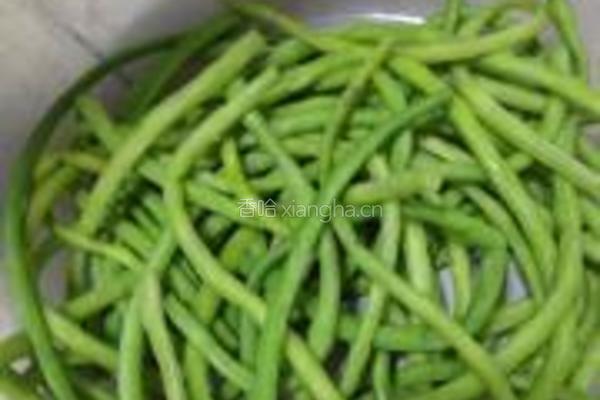 干豇豆炖肉的做法图解2