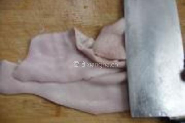 茶树菇红烧猪皮的做法图解3