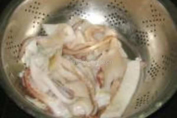 辣味青椒炒鱿鱼的做法图解2