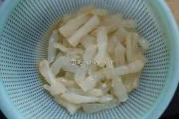 口蘑腐竹炒蹄筋的做法图解6