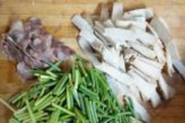 蒜苔炒豆腐干的做法图解2