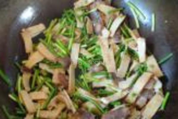 蒜苔炒豆腐干的做法图解7