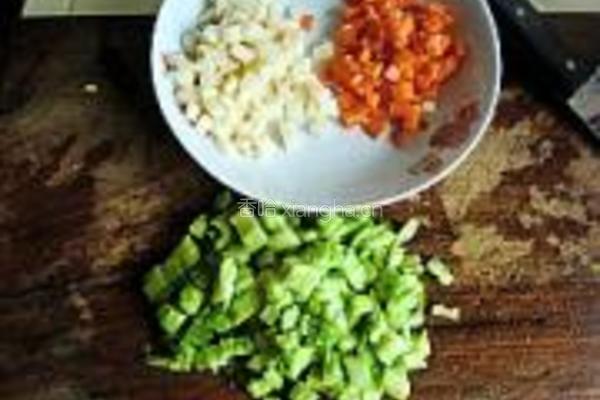 牛肉豆豉苦瓜丁的做法图解2