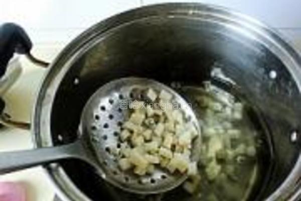 牛肉豆豉苦瓜丁的做法图解3