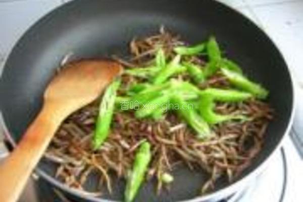 小银鱼炒辣椒的做法图解8