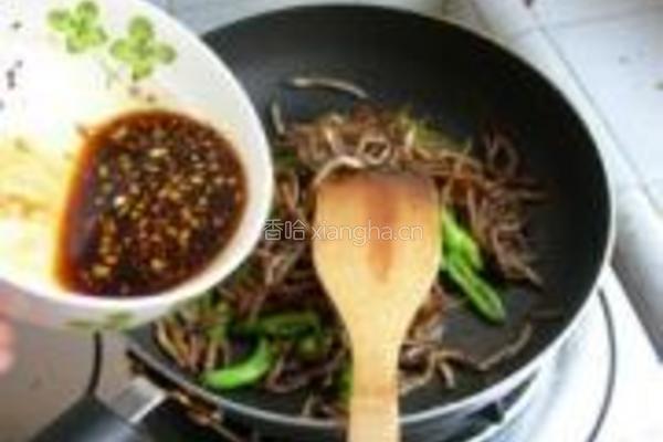 小银鱼炒辣椒的做法图解10