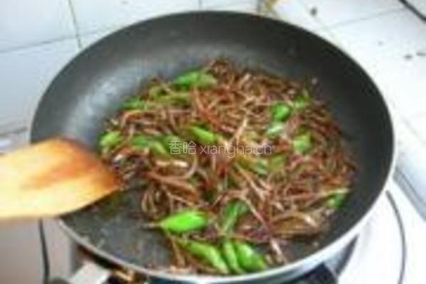 小银鱼炒辣椒的做法图解11
