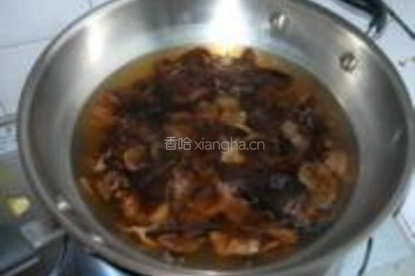 榛蘑炖鸡腿的做法图解3