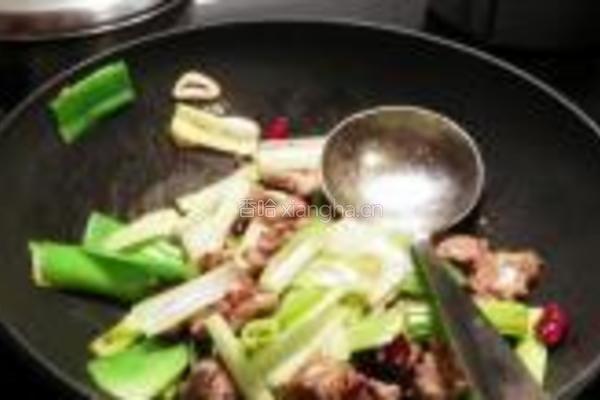 大蒜小炒肉的做法图解6