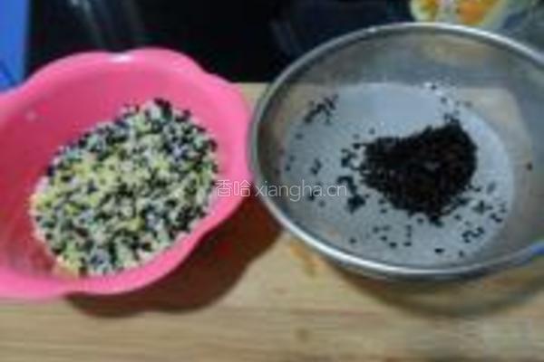 黑米黑芝麻米糊的做法图解2