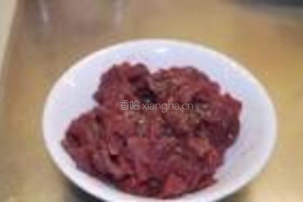 红椒大葱炒麋鹿肉的做法图解2
