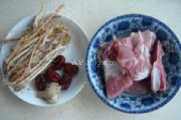 五指毛桃煲猪骨的做法图解1