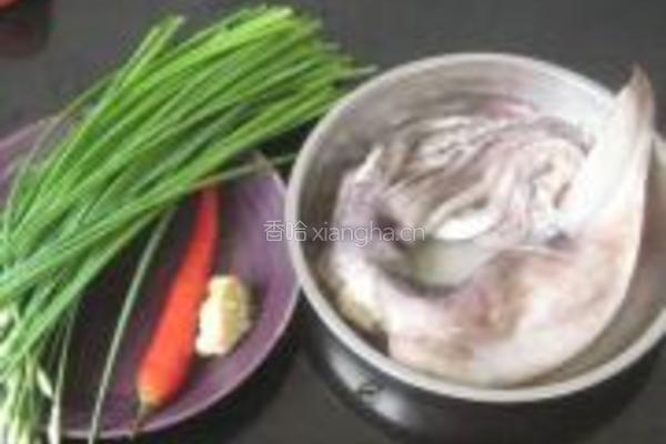 韭苔炒鱿鱼的做法图解1