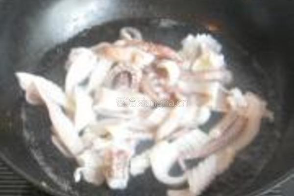 韭苔炒鱿鱼的做法图解2