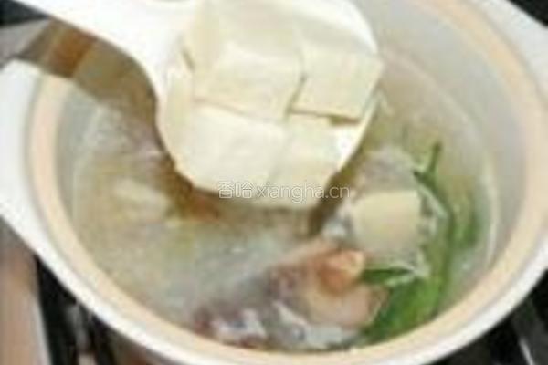 猪骨腊味冻豆腐汤的做法图解4