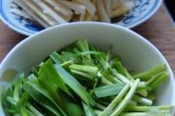 韭菜头炒冬笋的做法图解4