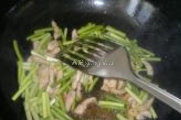 平菇炒蒜薹的做法图解3